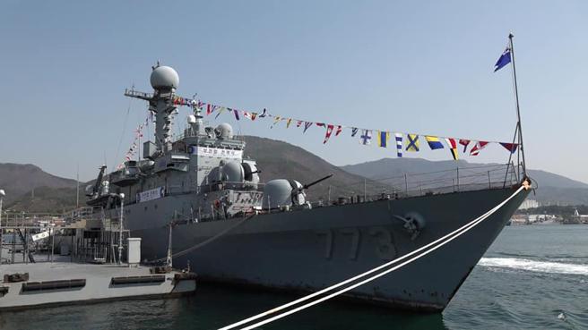  「富川號」將在南韓完成翻新後，才會啟航回印尼，進行艦上武器與雷達系統的改裝。（取自南韓海軍臉書）