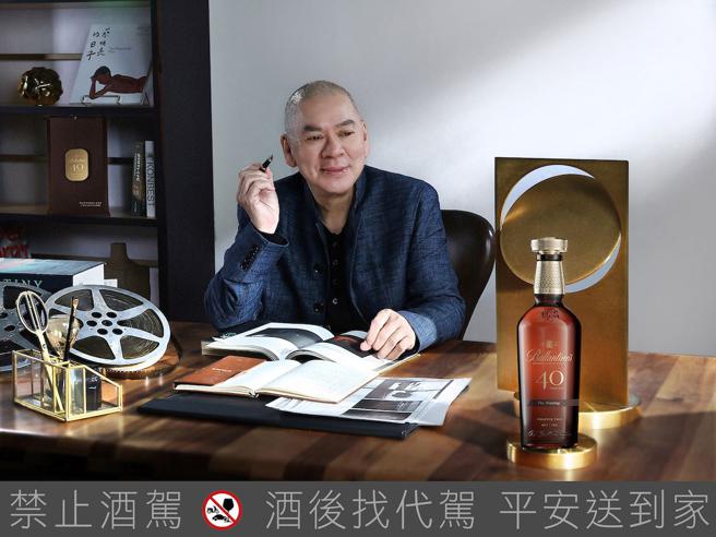 名导蔡明亮抢先品饮百龄罈40年Masterclass大师之路系列的第二篇章「The Waiting」威士忌 。（Ballantines提供）