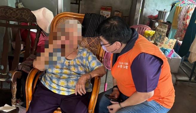 91岁陈阿嬷住家屋顶塌陷，海青青弘会志工前往慰问并协助修缮。（海青青弘会提供／罗琦文屏东传真）