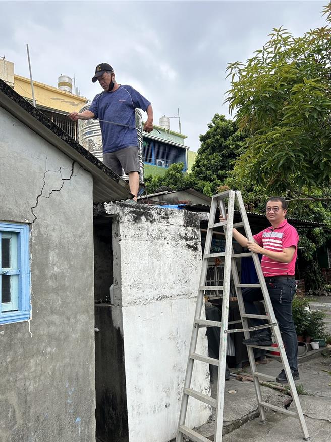 海青青弘会副理事长方华雄（右）协助修缮陈阿嬷的家，让陈阿嬷能安心过日子。（海青青弘会提供／罗琦文屏东传真）