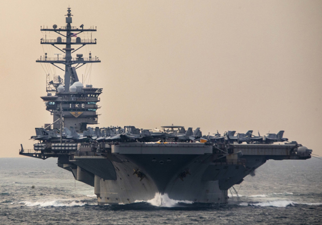 美国海军「艾森豪」号（USS Dwight D. Eisenhower，CVN 69）航母穿越荷莫兹海峡（Strait of Hormuz）的资料照。（美国海军）