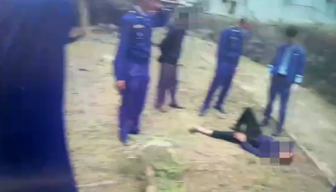 为了躲避警方追缉，2名移工俐落翻过围墙进看守所后，1人安全降落地面，另1人不慎摔伤了腿。（图 / 刘咏韵翻摄）