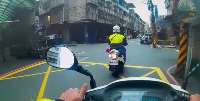 当时轿车内一共有5名移工，而他们从车上下来发现附近有巡逻员警时，表情变得紧张。（图 / 刘咏韵翻摄）