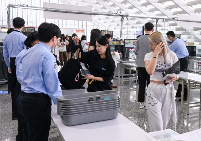 旅遊達人布萊N登機證被印了「SSSS」，必須進行二次安檢。圖為民眾出國安檢照片。（陳麒全攝）