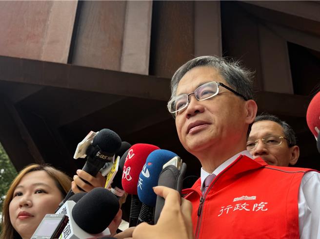 交通部長李孟諺今（8）日陪同行政院長卓榮泰前往交通部高速公路局視察端午連假疏運情況，會後受訪被問及台鐵票價調漲時機點，他僅表示「要看台鐵所提出的方案，跟費率委員會所審的結果，才能做時間上確定。(柯毓庭攝）