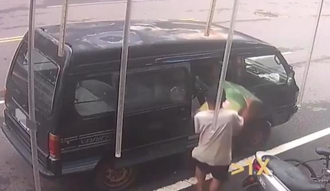 林姓男子開偷來的廂型車行竊。（民眾提供／潘虹恩台中傳真）