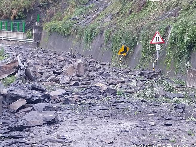 南横公路栗园路段坍方抢修。（交通部公路局南区养护工程分局提供／蔡旻妤台东传真）