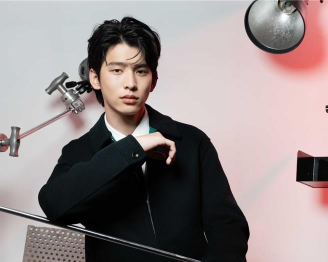 徐硕廷年仅21岁却已有藏不住的「星味」，忧郁帅气的特质十分出眾。（石智中摄）