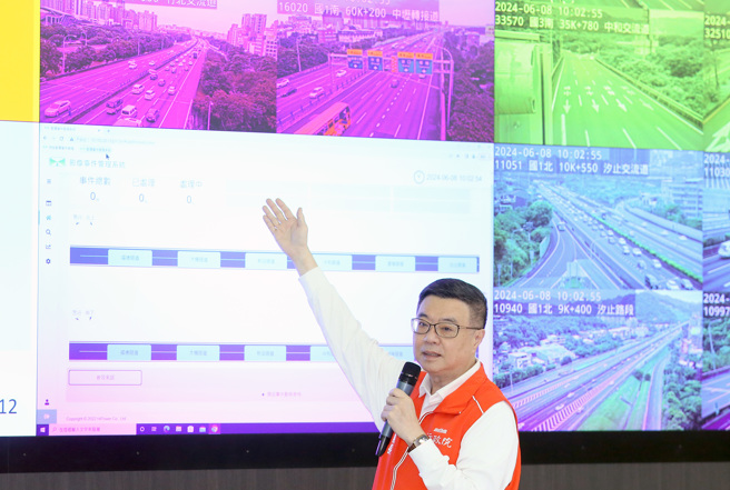 行政院長卓榮泰8日前往高公局視察國道路況，並指出已計畫在國道一號竹北段興建高架段解決塞車問題。（范揚光攝）