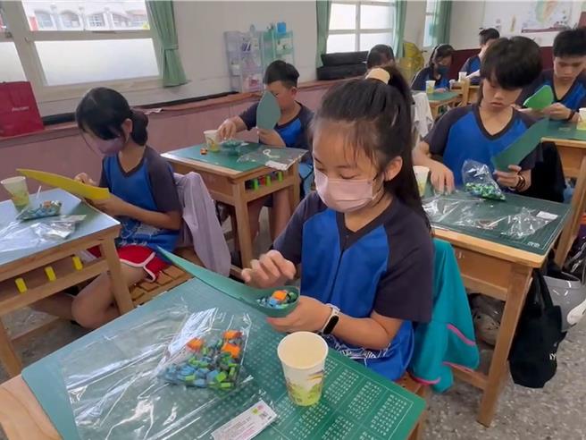 彰化縣鹿港鎮文開國小的學生試著將地墊廢料包成粽子。（文開國小提供／孫英哲彰化傳真）