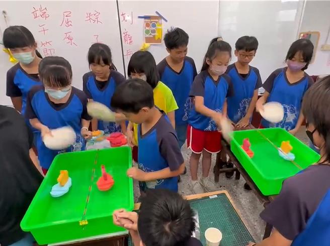 彰化縣鹿港鎮文開國小的學生進行另類的搧龍舟競賽，感受過端午節的氣氛。（文開國小提供／孫英哲彰化傳真）