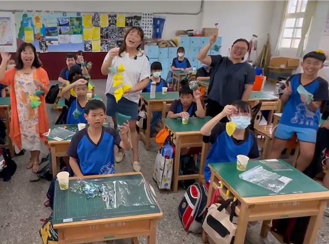 彰化縣地墊業者王楹慈（後排站立左二）提供地墊廢料給文開國小的師生學習包粽子。（文開國小提供／孫英哲彰化傳真）