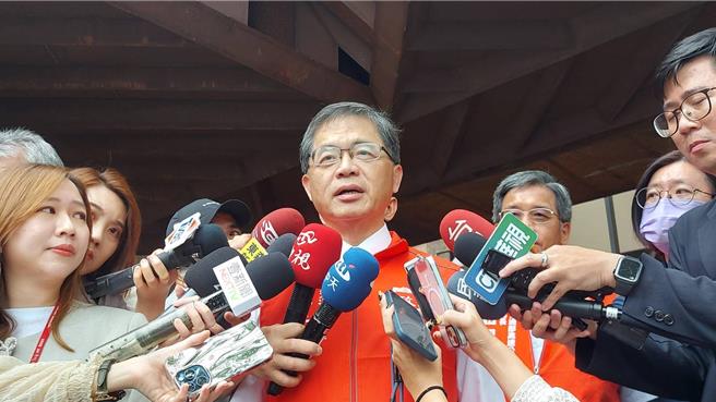 交通部長李孟諺今（8）日針對民眾赴陸旅遊被留置一事說明，指這是一個個案，還在調查了解，指整個結果陸委會會跟外界說明。（柯毓庭攝）