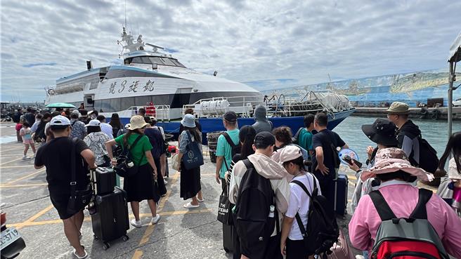 台東富岡漁港今早湧入人潮。（蔡旻妤攝）