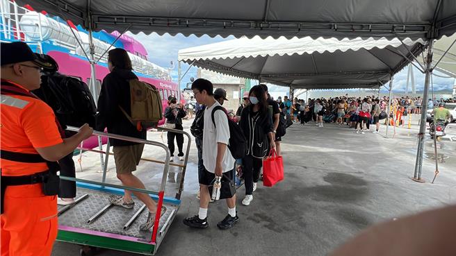 台東富岡漁港今早湧入人潮。（蔡旻妤攝）