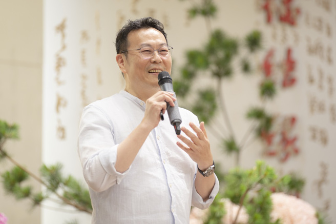 品学堂暨《阅读理解》学习志创办人黄国珍，认真阐述讲座主题「昨天和今天的对话」。(图/佛光山惠中寺提供)