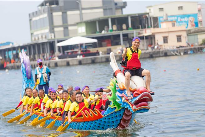 高雄市「林园传统龙舟锦标赛」首战上演「区长」、「里长」大战，最后由区长队险胜。（袁庭尧摄）