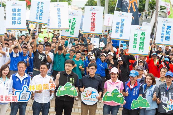 「林园传统龙舟锦标赛」有志参选下届市长的国民党立委柯志恩、民进党立委赖瑞隆及许智杰均到场，但在地立委林岱桦因其他行程缺席。（袁庭尧摄）