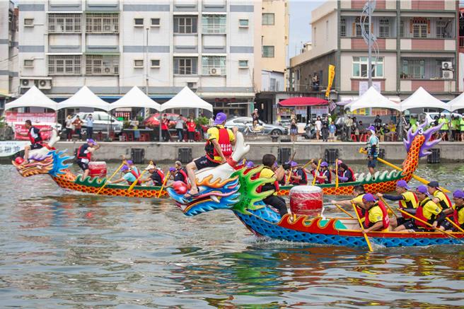 里长队起跑时一度领先半个船身。（袁庭尧摄）
