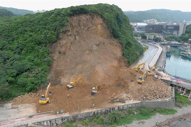 位于基隆市的潮境公园北寧路一带3日发生山崩，造成交通双向阻断。公路局已清出超过3000立方公尺土石，照预定计画拚11日抢通。（公路局提供／徐佑升基隆传真）
