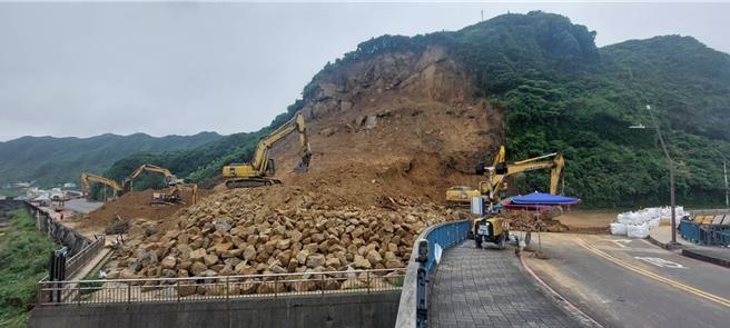 位于基隆市的潮境公园北寧路一带3日发生山崩，造成交通双向阻断。公路局已清出超过3000立方公尺土石，照预定计画拚11日抢通。（公路局提供／徐佑升基隆传真）