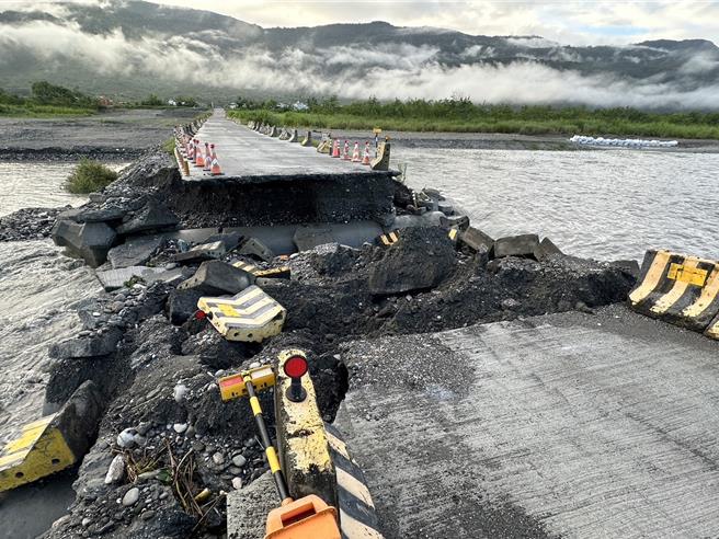 花蓮玉里鎮高寮大橋便道昨晚因持續大雨造成溪水暴漲，道路基礎被溪水掏空，中間路面也因此斷裂，鎮公所已封路禁止人車通行，修復完畢再另行公告開放時間。（玉里鎮公所提供／羅亦晽花蓮傳真）