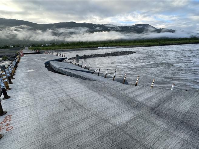 花蓮玉里鎮高寮大橋便道昨晚因持續大雨造成溪水暴漲，道路基礎被溪水掏空，中間路面也因此斷裂，鎮公所已封路禁止人車通行，修復完畢再另行公告開放時間。（玉里鎮公所提供／羅亦晽花蓮傳真）