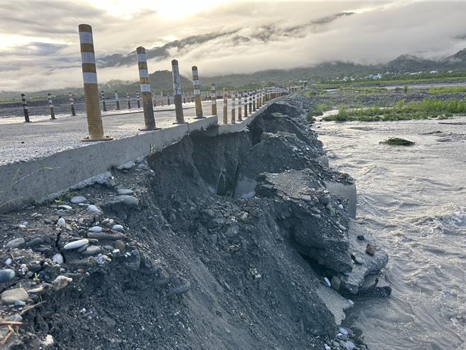 花蓮玉里鎮高寮大橋便道昨晚因持續大雨造成溪水暴漲，道路基礎被溪水掏空，中間路面也因此斷裂，鎮公所已封路禁止人車通行，修復完畢再另行公告開放時間。（玉里鎮公所提供／羅亦晽花蓮傳真）