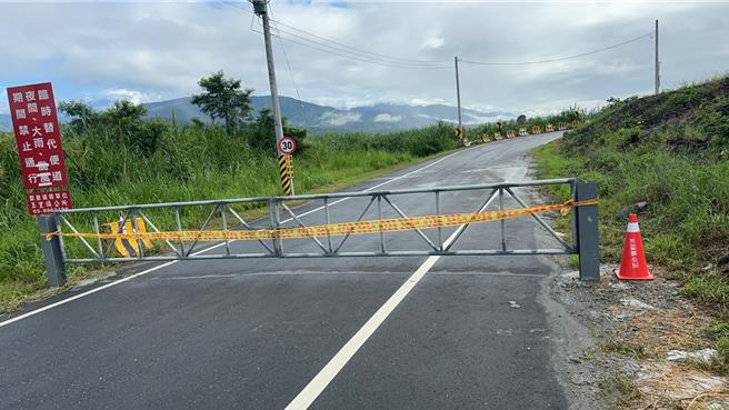 花蓮玉里鎮高寮大橋便道昨晚因持續大雨造成溪水暴漲，道路基礎被溪水掏空，中間路面也因此斷裂，鎮公所已封路禁止人車通行，修復完畢再另行公告開放時間。（玉里鎮公所提供／羅亦晽花蓮傳真）