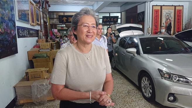 半导体女王苏姿丰8日回台南老家祭祖，在门口亲切对粉丝打招呼。（程炳璋摄）