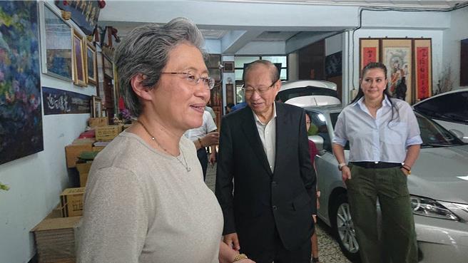 超微半导体董事长苏姿丰（左）8日与父亲苏春槐（中）一起回台南老家祭祖。（程炳璋摄）