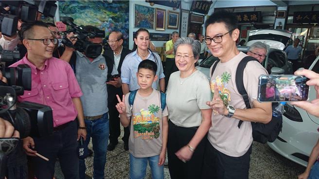 有粉丝一早就在台南市中西区苏家门口等候与苏姿丰（右二）合影。（程炳璋摄）