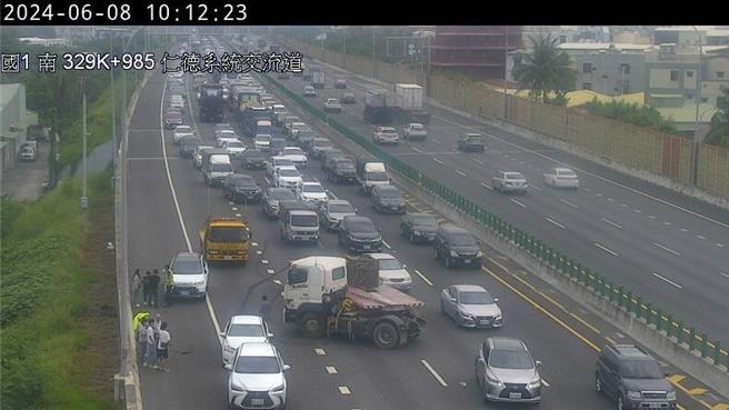 國1南向329.8公里處事故。（高公局提供／蔡明亘台北傳真）