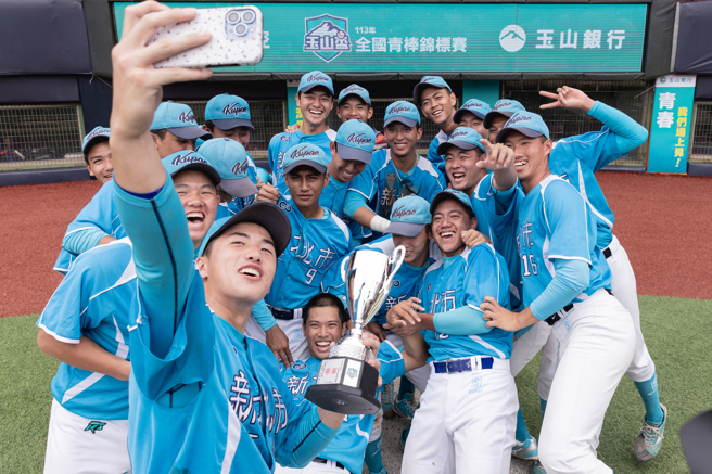 新北市隊奪下113年玉山杯青棒賽季軍，賽後球員拿獎盃自拍。（大會提供）