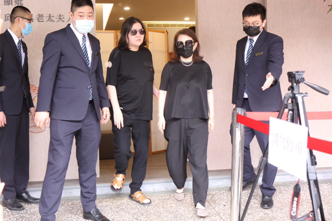 黃鶯鶯和寬姐認識30幾年。（圖／林士傑攝）