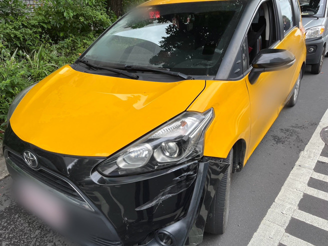 当场将李姓骑士辗过的肇事车辆。（图 / 刘咏韵翻摄）