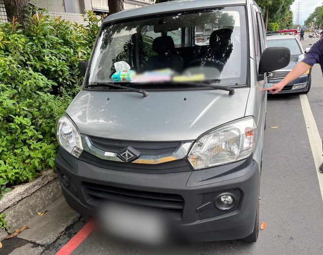 许姓驾驶正变换内侧车道，不慎与后方的李男发生碰撞。（图 / 刘咏韵翻摄）