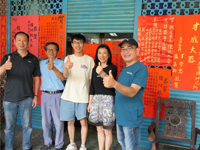 出生在云林县北港镇的陈以航（中），以优异成绩考取美国茱莉亚等5大音乐学院研究所，却因高中、大学分别在大陆、美国就读，无法申请台湾学贷，8日陈家坦言负担相当沈重。（张朝欣摄）