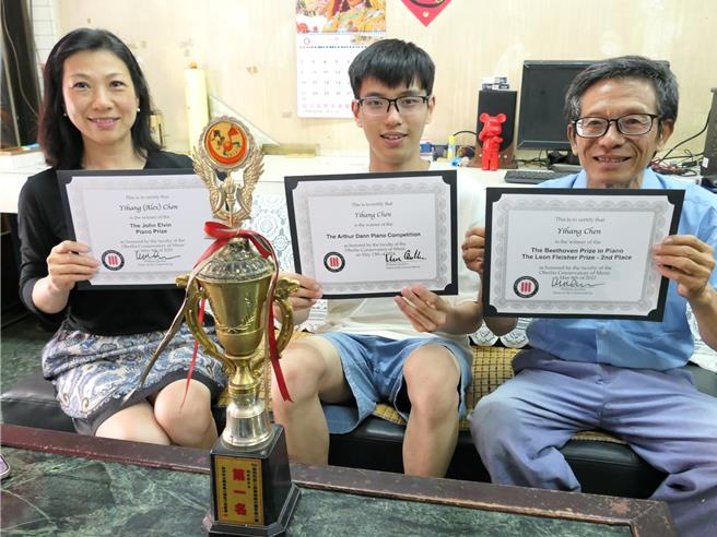 云林县北港镇陈以航（中）以优异成绩考取美国茱莉亚等5大音乐学院研究所，却因高中、大学未在台湾就读，无法申请学贷，陈父陈清芳（右）希望相关单位能帮忙解决学贷问题。（张朝欣摄）