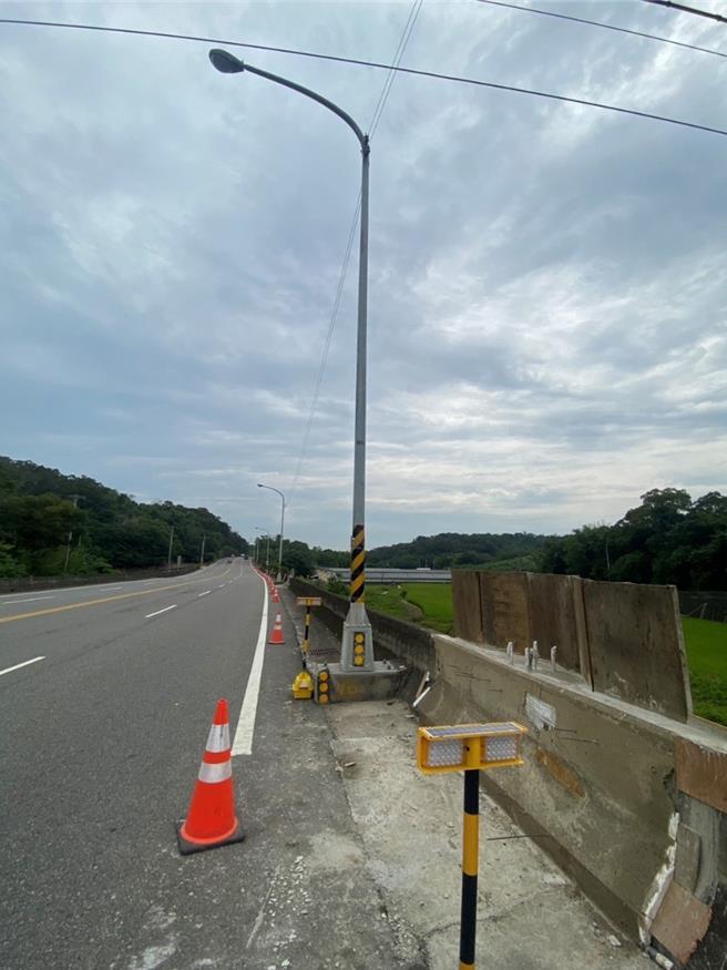 苗栗县造桥乡台13甲线旧有路灯灯座因设计施作错误，有如一座座绊脚石，对来往人车形成危险。（县议员廖秀红提供／谢明俊苗栗传真）