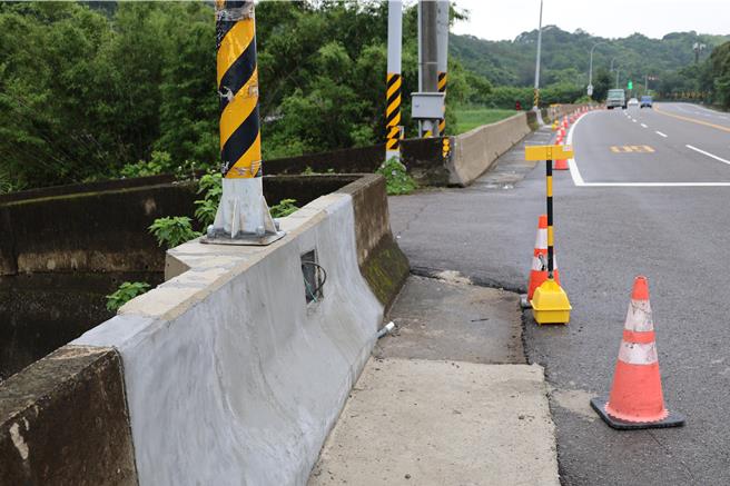 苗栗县造桥乡台13甲线旧有路灯灯座已经全部移除改善。（谢明俊摄）