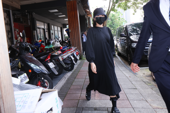 峮峮（吴函峮）稍早至邱瓈宽母亲的灵堂致意。（图／林士杰摄）