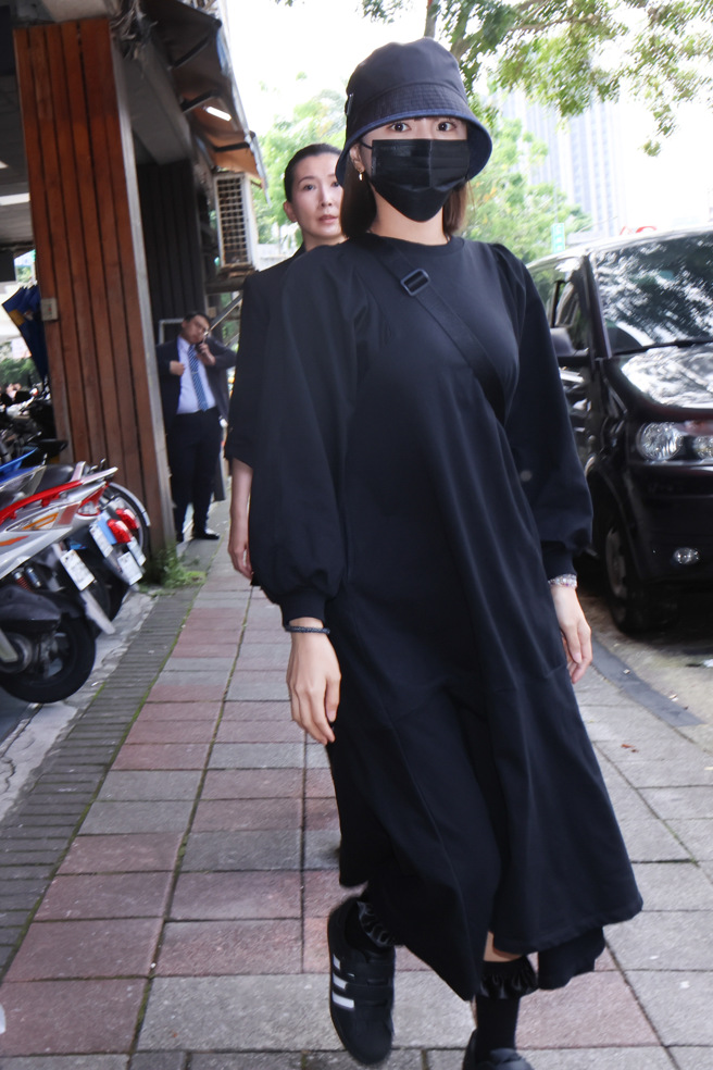 峮峮（吴函峮）叮咛邱瓈宽要吃东西。（图／林士杰摄）