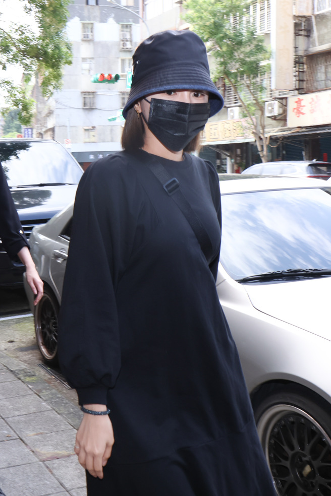 峮峮（吴函峮）今慰问邱瓈宽。（图／林士杰摄）