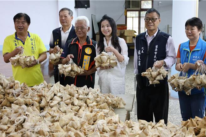 苗栗市新川里社区发展协会，8日上午在苗栗市五福宫活动中心邀集社区里民一起包粽子，县长夫人陈美琦到场祝贺里民端午节快乐。（谢明俊摄）