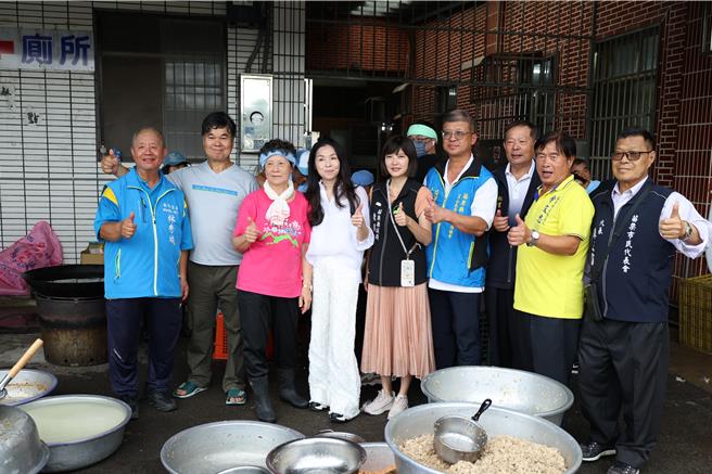 苗栗市新川里社区发展协会，8日上午在苗栗市五福宫活动中心邀集社区里民一起包粽子，县长夫人陈美琦、县议员徐筱菁到场祝贺里民端午节快乐。（谢明俊摄）