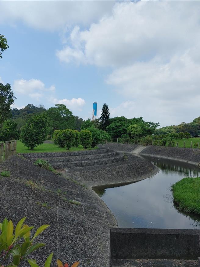 木柵焚化廠利用鄰近的福德坑滯洪池雨水減少自來水用量。(黃敬文翻攝)