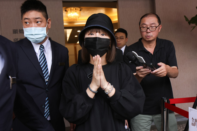 峮峮（吴函峮）稍早至邱瓈宽母亲的灵堂致意。（图／林士杰摄）