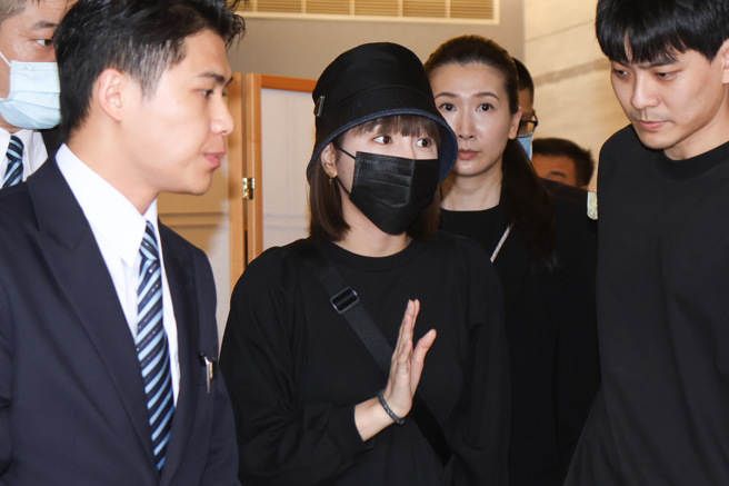 峮峮（吴函峮）稍早至邱瓈宽母亲追思会慰问。（图／林士杰摄）