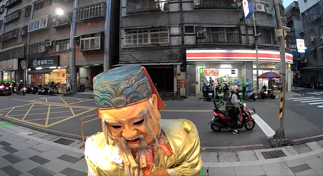 「土地公」面對吳姓店家詢問時，僅死死盯著對方卻又什麼話都不說，甚至將手上的鈴鐺越搖越大力，讓店家心裡發寒。（圖 / 劉詠韻翻攝）